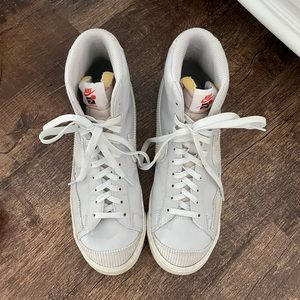 2021
Blazer Mid '77 EMB 'Vast Grey'